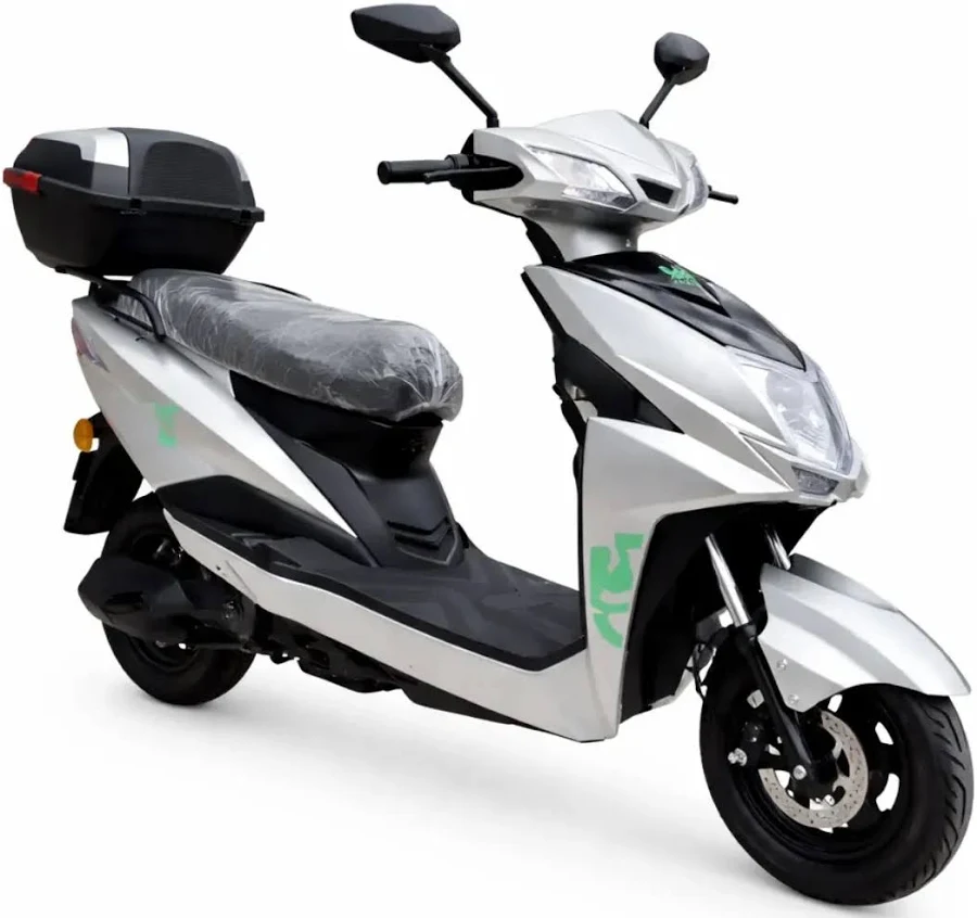 Moto elétrica branca estacionada na calçada, necessitando de seguro para bicicleta elétrica e cobertura de roubo